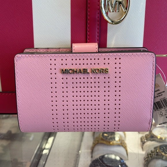 MICHAEL KORS
Medium Jet Set Travel Crossgrain Leather Bifold Zip Wallet
Carnatio - Picture 4 of 16